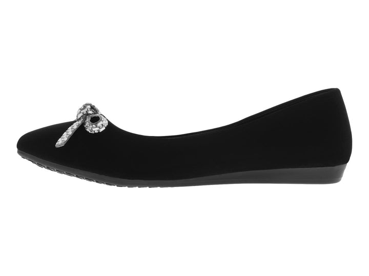 Zapato tipo ballerina color negro con moño decorativo brillante en la parte superior.