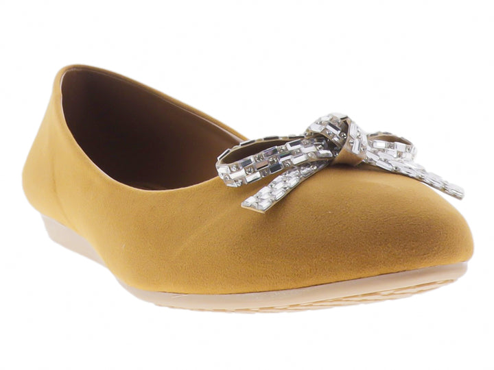 Zapato plano color camel para mujer con moño decorativo brillante en la parte superior.