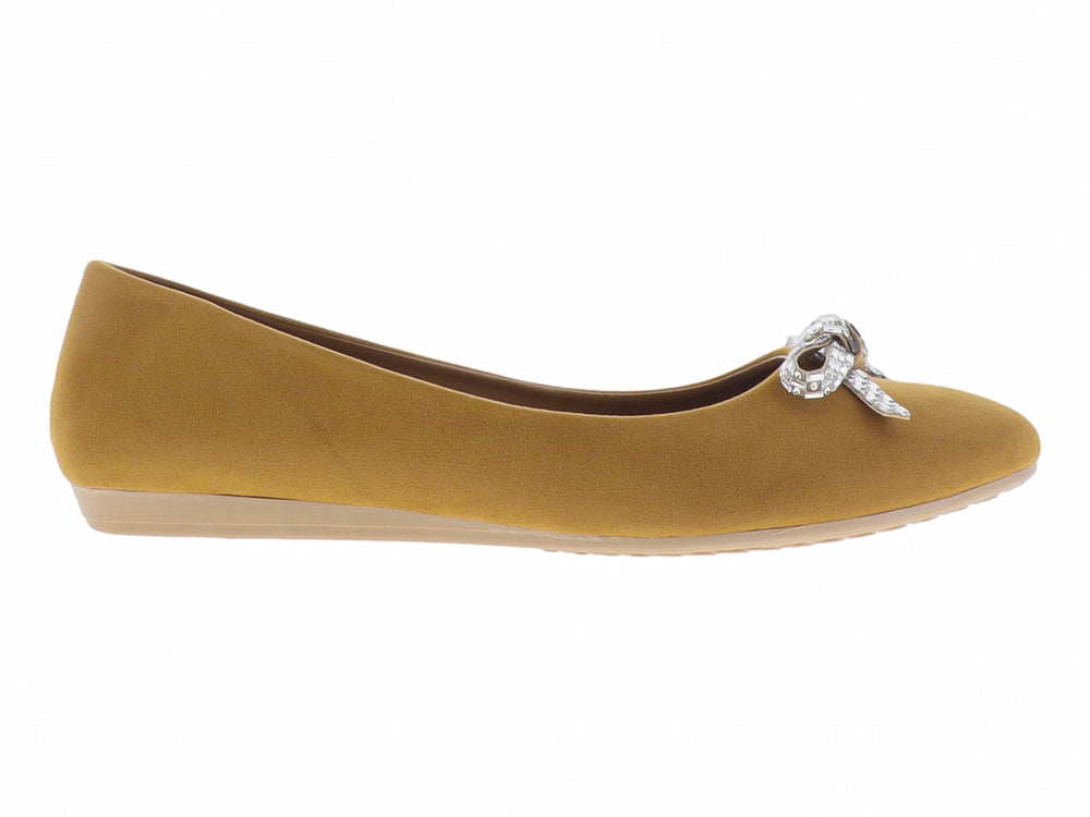 Zapato plano color camel para mujer con moño decorativo brillante en la parte superior.