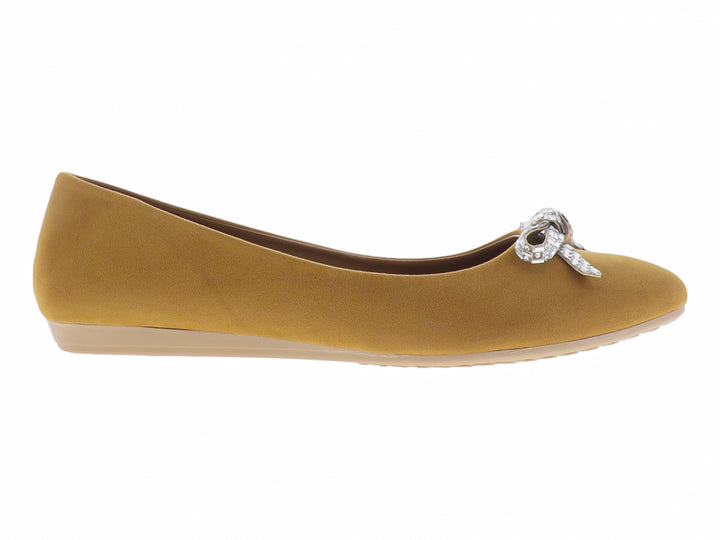 Zapato plano color camel para mujer con moño decorativo brillante en la parte superior.