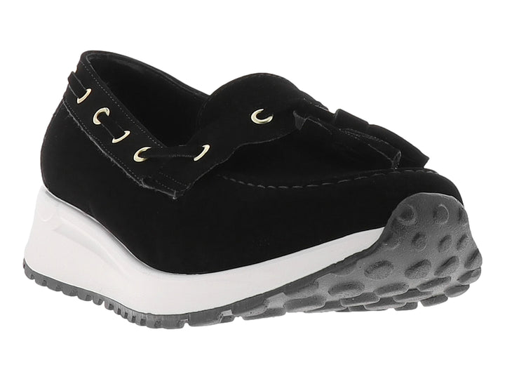 Mocasín negro para mujer con suela blanca y gris de plataforma y ojillos dorados.