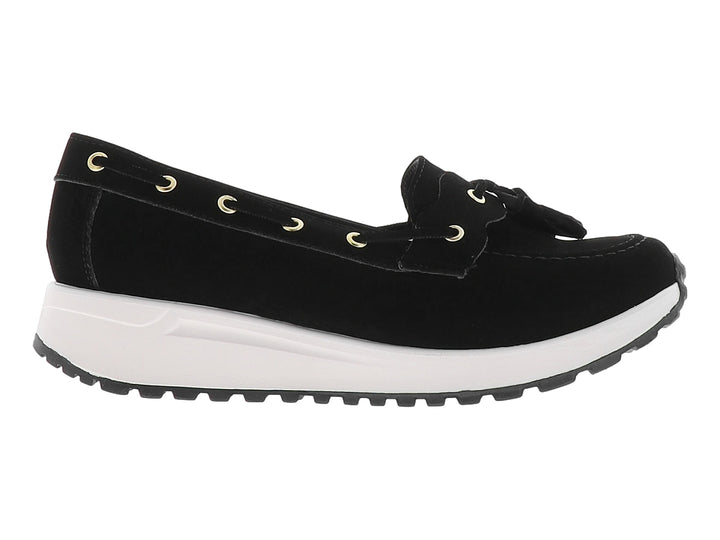 Mocasín negro para mujer con suela blanca y gris de plataforma y ojillos dorados.