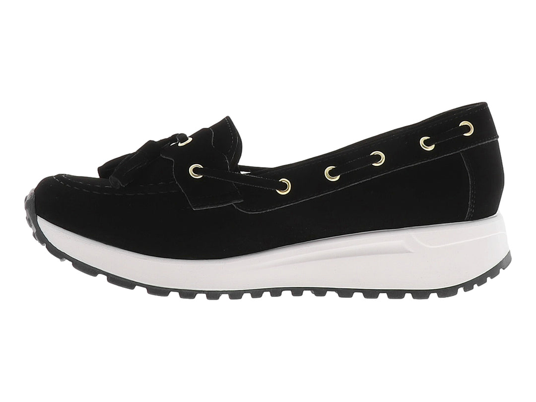 Mocasín negro para mujer con suela blanca y gris de plataforma y ojillos dorados.