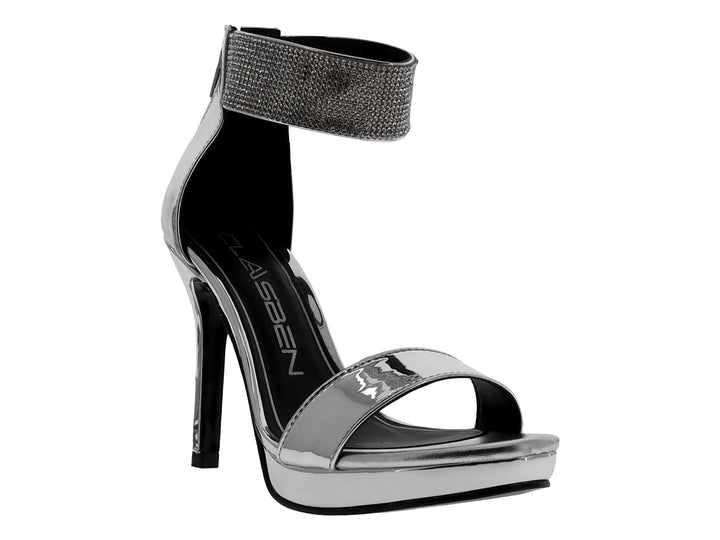 Sandalia de tacón alto color plata con plataforma y correa al tobillo decorada con brillos.