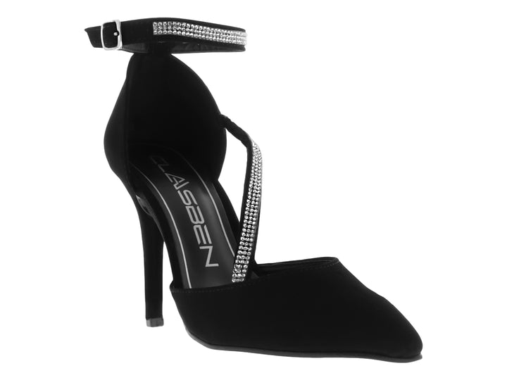 Zapato de tacón alto negro con punta fina y detalles de brillantes en la correa y el lateral.