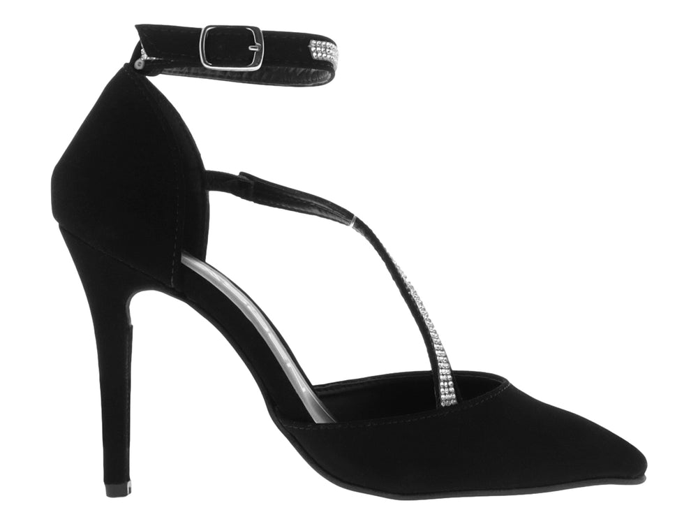 Zapato de tacón alto negro con punta fina y detalles de brillantes en la correa y el lateral.