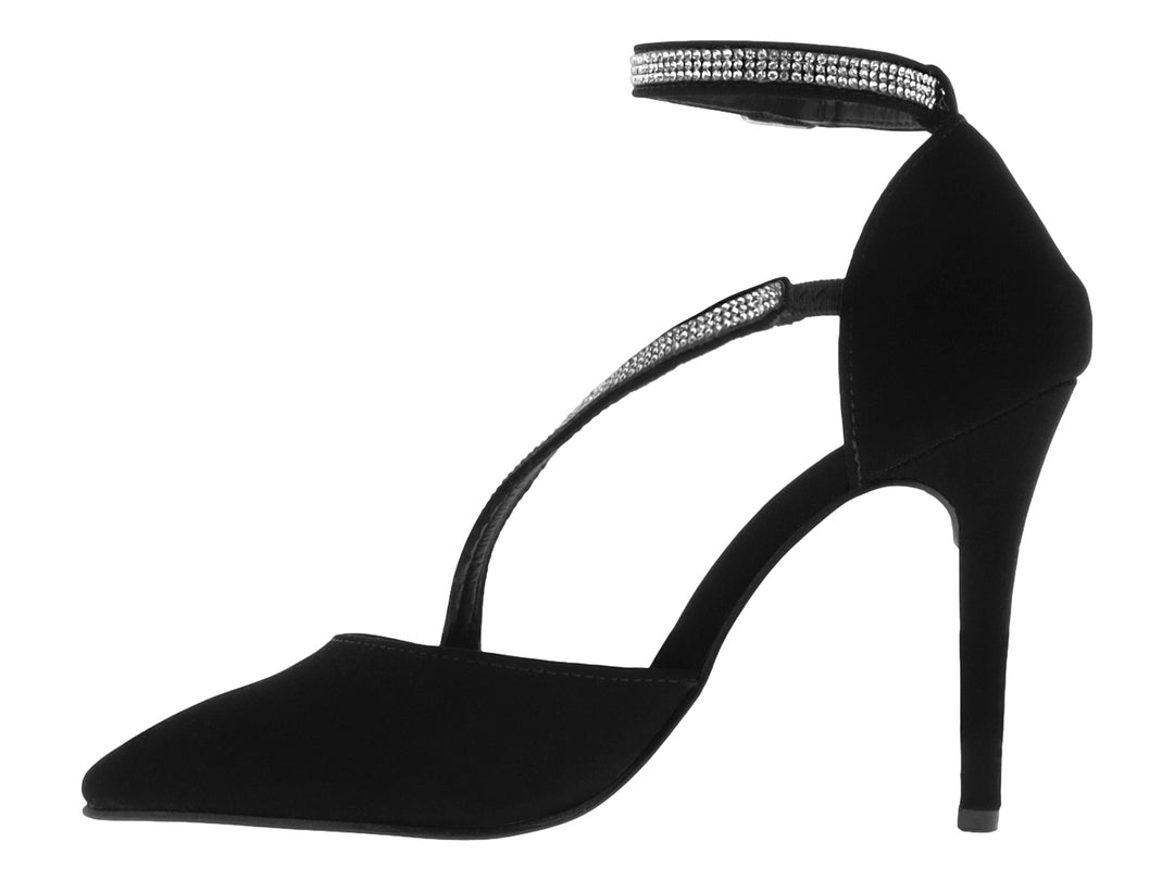 Zapato de tacón alto negro con punta fina y detalles de brillantes en la correa y el lateral.