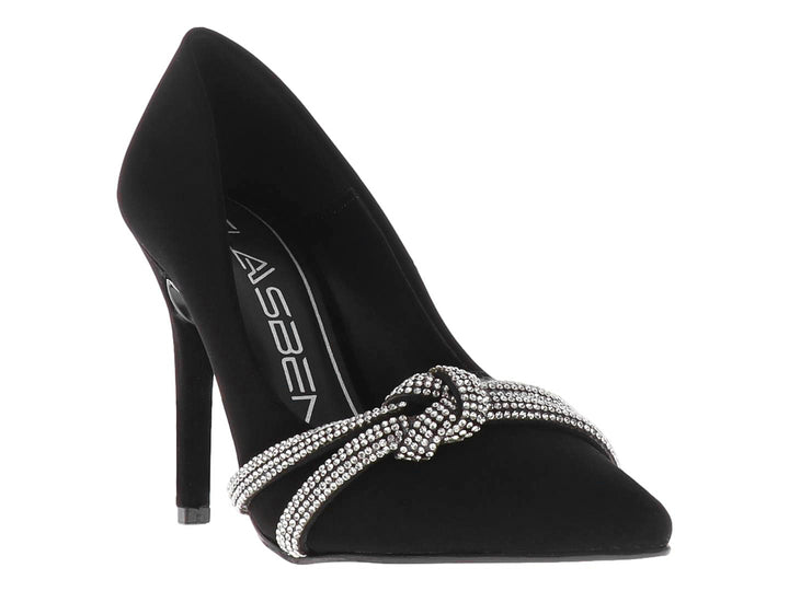 Zapatilla de tacón alto color negro con adorno de brillantes en la parte frontal.