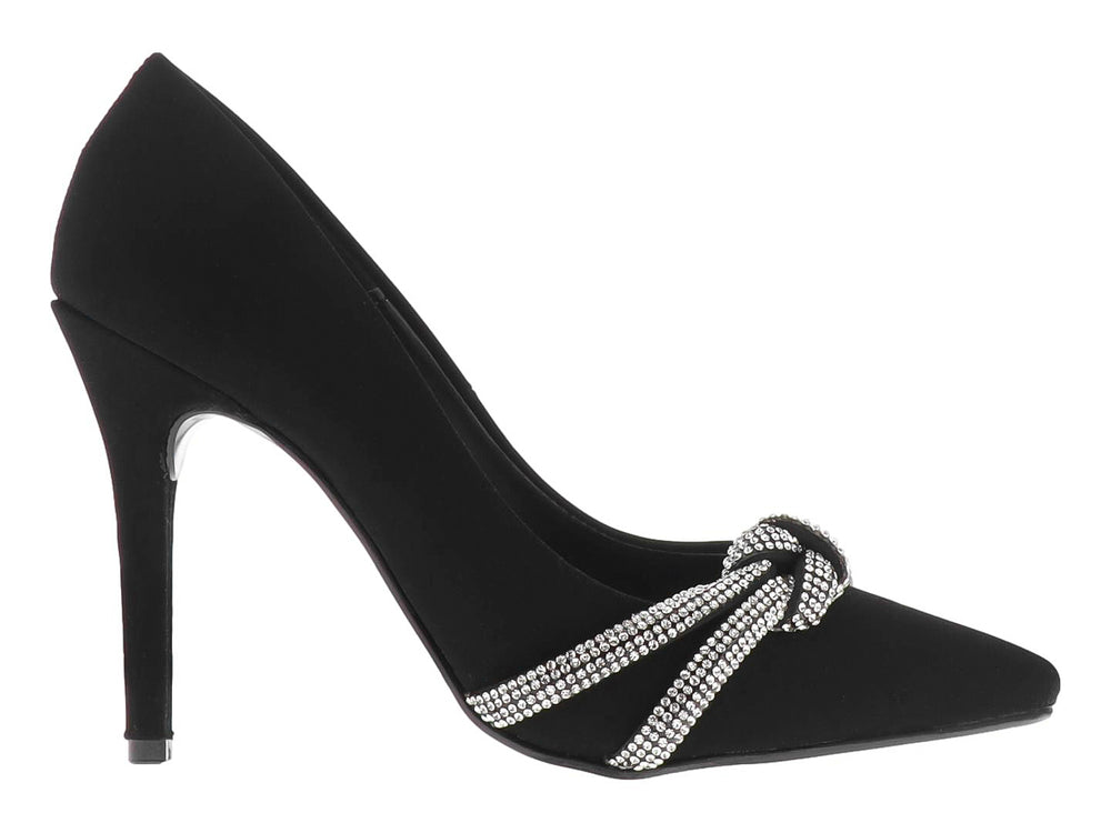Zapatilla de tacón alto color negro con adorno de brillantes en la parte frontal.