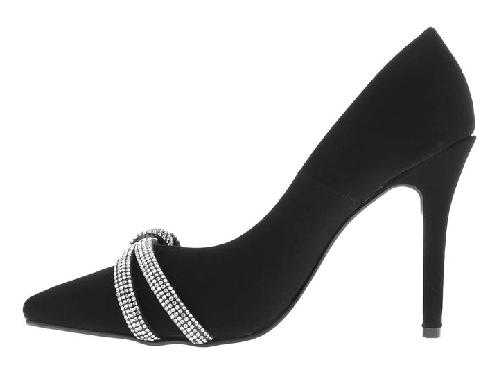 Zapatilla de tacón alto color negro con adorno de brillantes en la parte frontal.