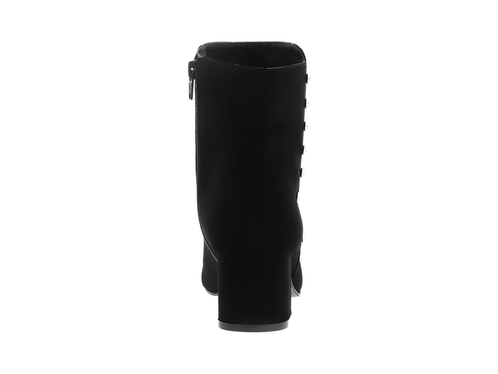 Botín casual color negro con tacón cuadrado y detalles de pedrería plateada lateral.