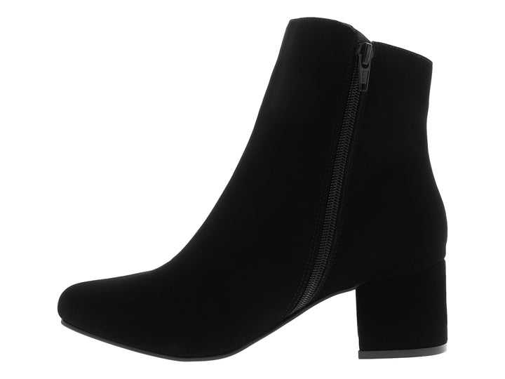 Botín casual color negro con tacón cuadrado y detalles de pedrería plateada lateral.