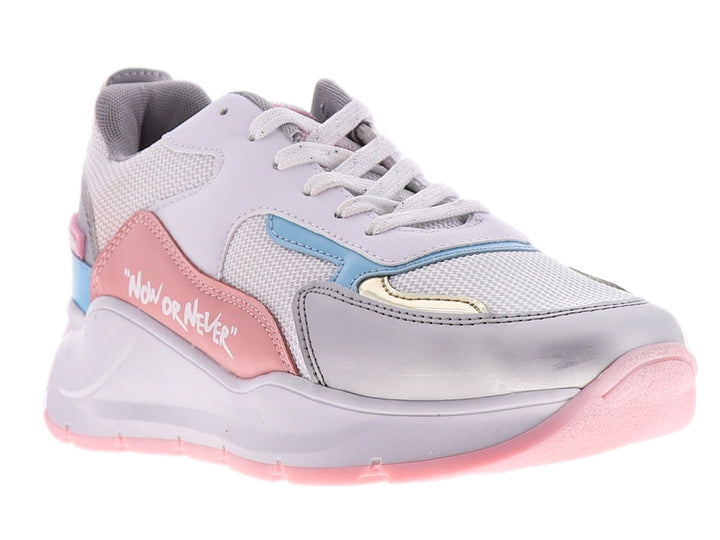 Tenis blancos con detalles en rosa, azul y plata, suela gruesa y agujetas blancas.