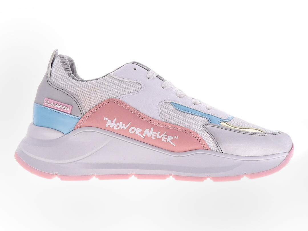 Tenis blancos con detalles en rosa, azul y plata, suela gruesa y agujetas blancas.