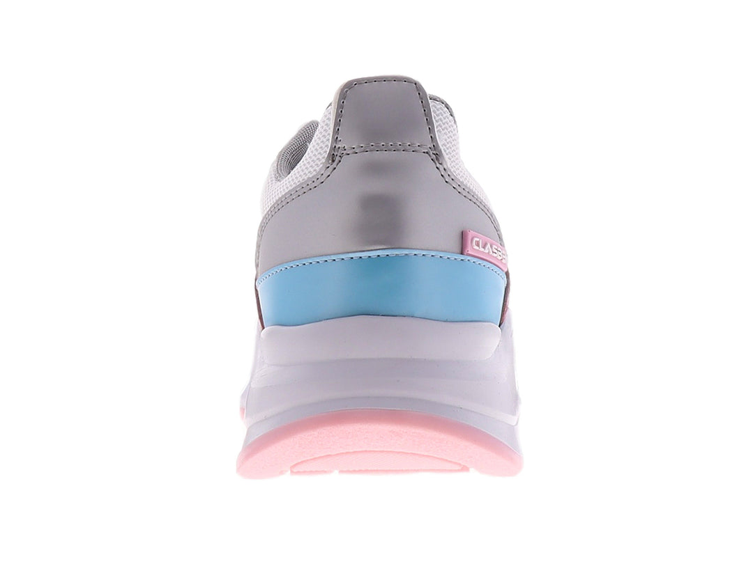 Tenis blancos con detalles en rosa, azul y plata, suela gruesa y agujetas blancas.