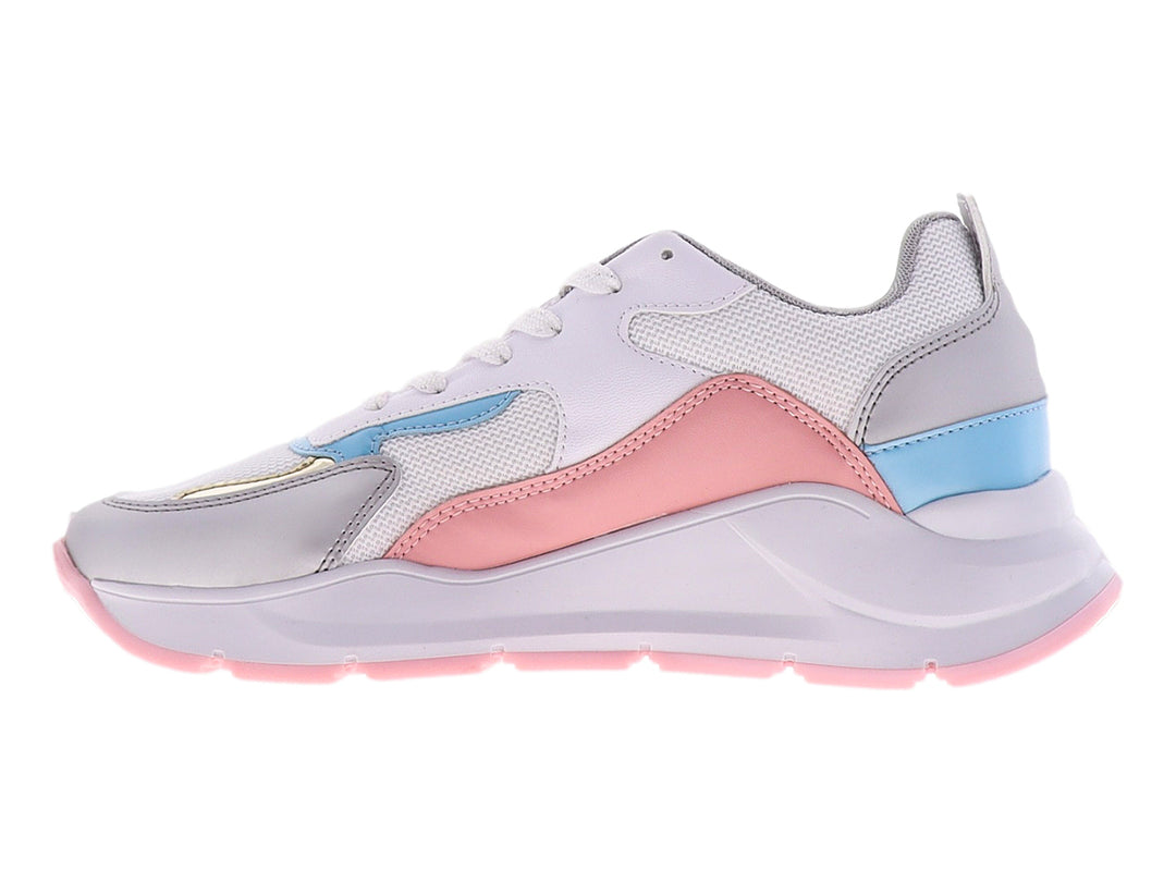 Tenis blancos con detalles en rosa, azul y plata, suela gruesa y agujetas blancas.