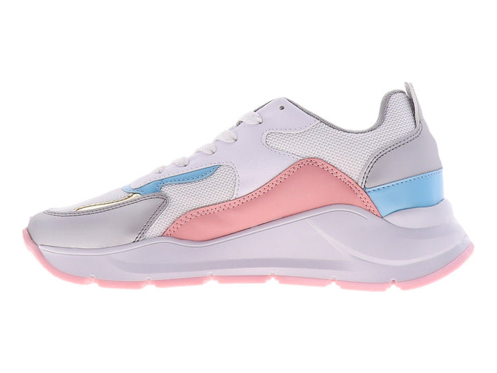 Tenis blancos con detalles en rosa, azul y plata, suela gruesa y agujetas blancas.