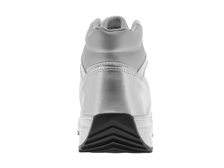 Tenis blancos de plataforma con suela negra y detalles de malla lateral.