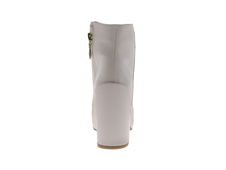 Botín blanco para mujer con tacón grueso y detalles metálicos dorados en la punta y el lateral.