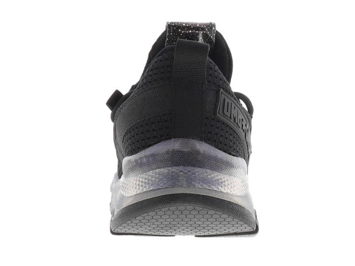 Tenis casuales color negro para mujer con tejido texturizado y suela translúcida.