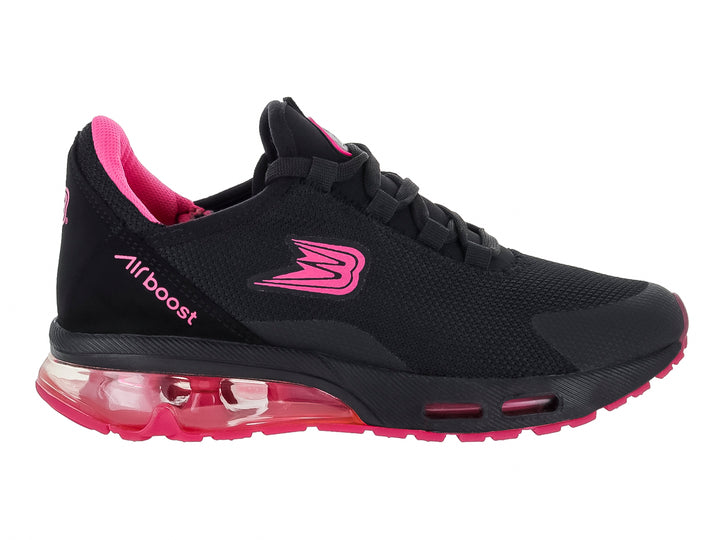 Tenis deportivos marca Boost en color negro con detalles y suela amortiguada en color fucsia.