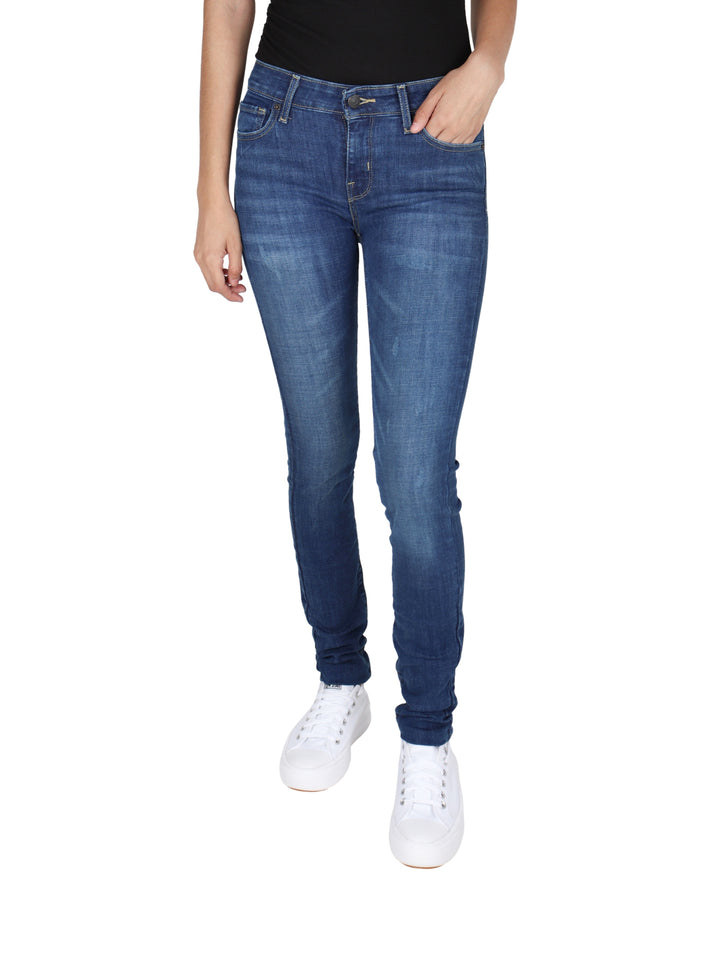 Mujer vistiendo pantalones Levi&