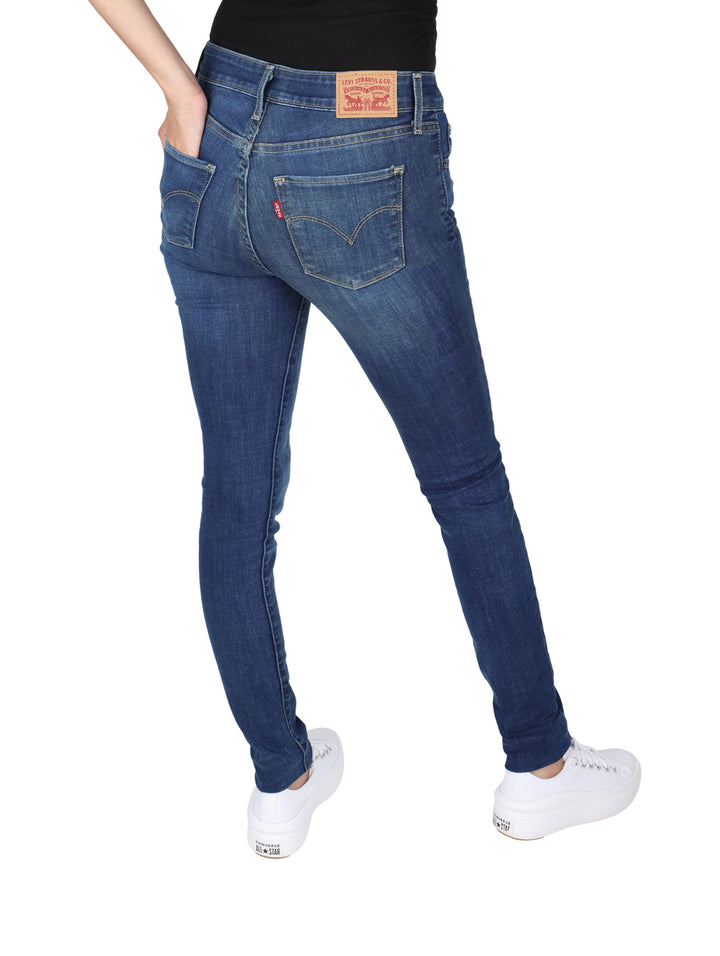 Mujer vistiendo pantalones Levi&
