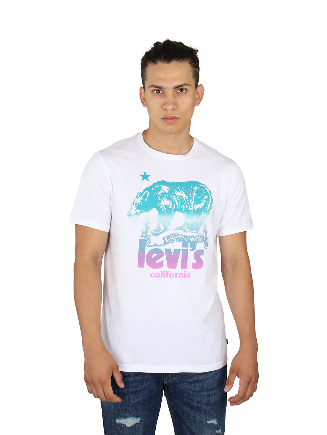 Hombre vistiendo playera blanca de manga corta con estampado gráfico de un oso y texto Levi's California.