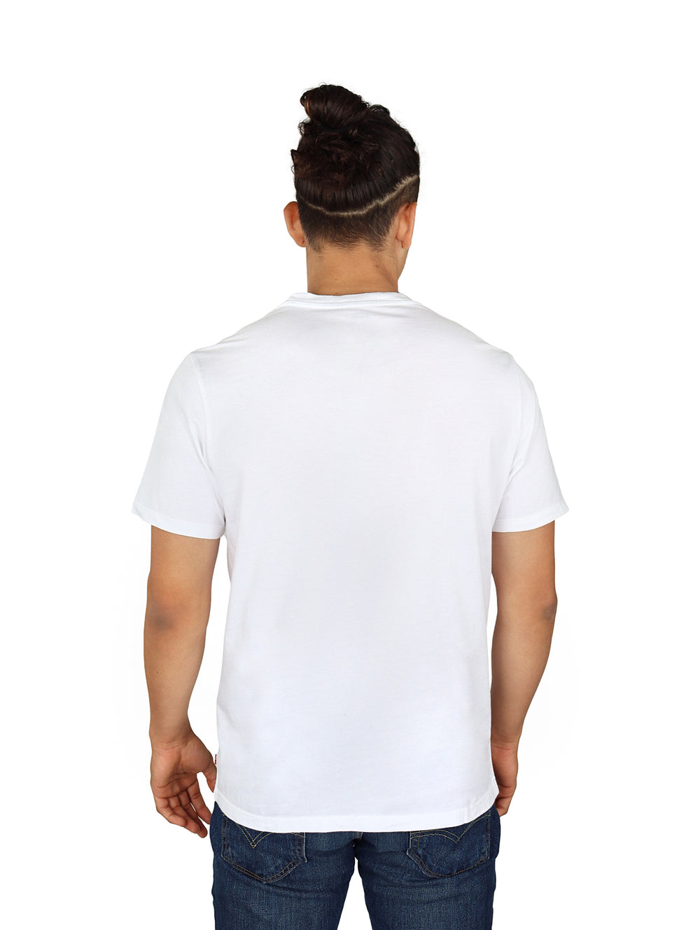 Hombre vistiendo playera blanca de manga corta con estampado gráfico de un oso y texto Levi's California.