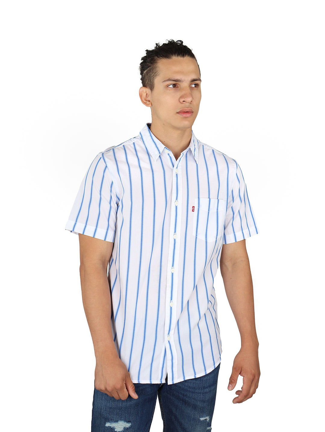 Hombre vistiendo camisa blanca de manga corta con rayas verticales azules.