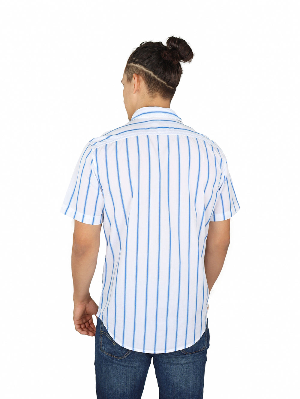 Hombre vistiendo camisa blanca de manga corta con rayas verticales azules.