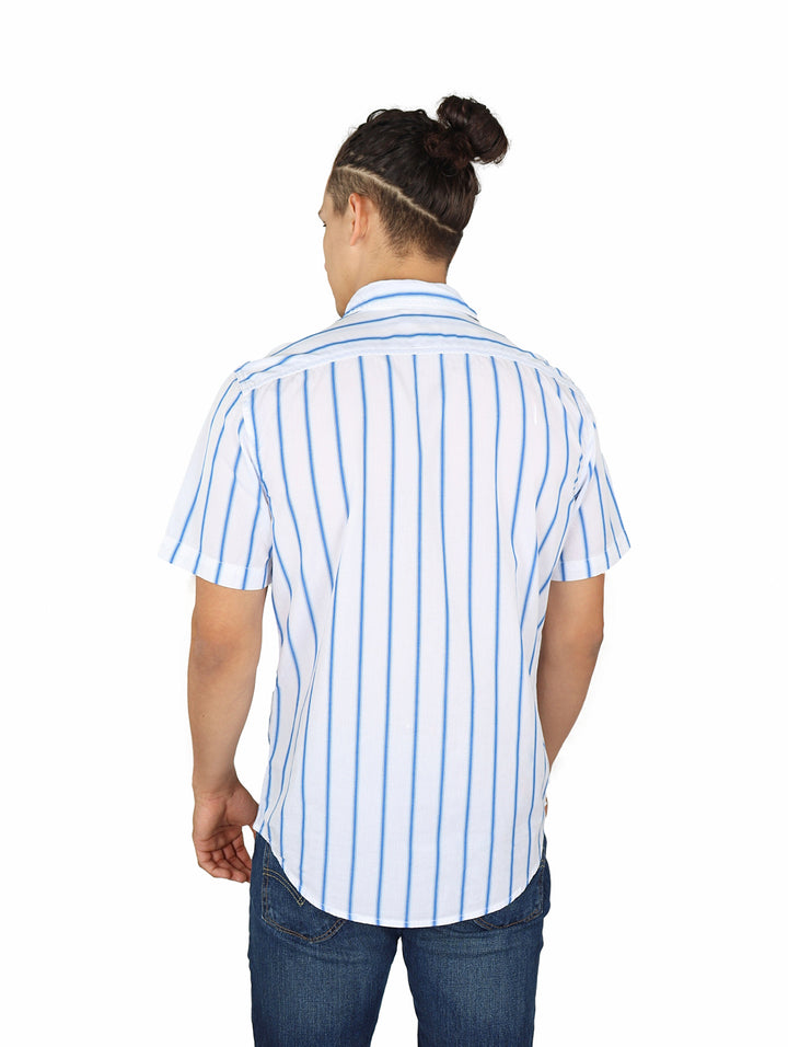 Hombre vistiendo camisa blanca de manga corta con rayas verticales azules.