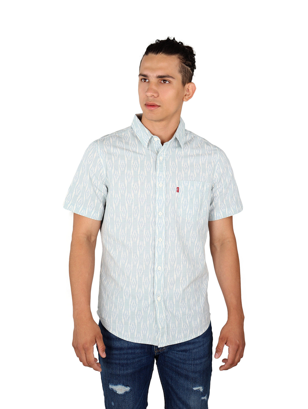 Hombre vistiendo camisa Levi's de manga corta color azul claro con estampado blanco y botones.