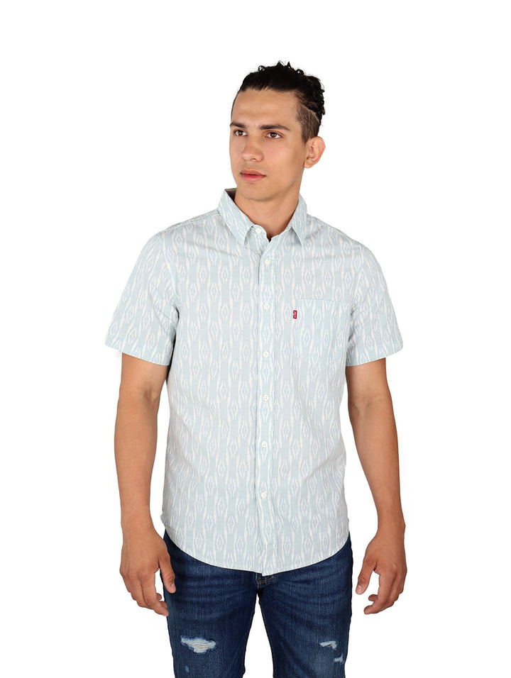 Hombre vistiendo camisa Levi&