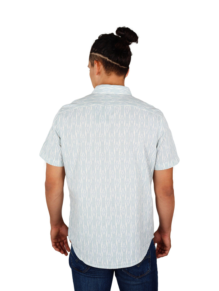 Hombre vistiendo camisa Levi&