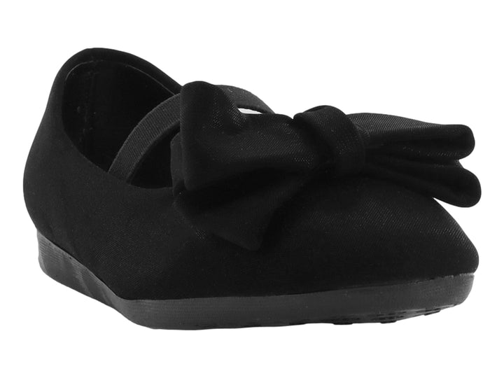 Zapato plano color negro con un moño grande decorativo en la parte superior.