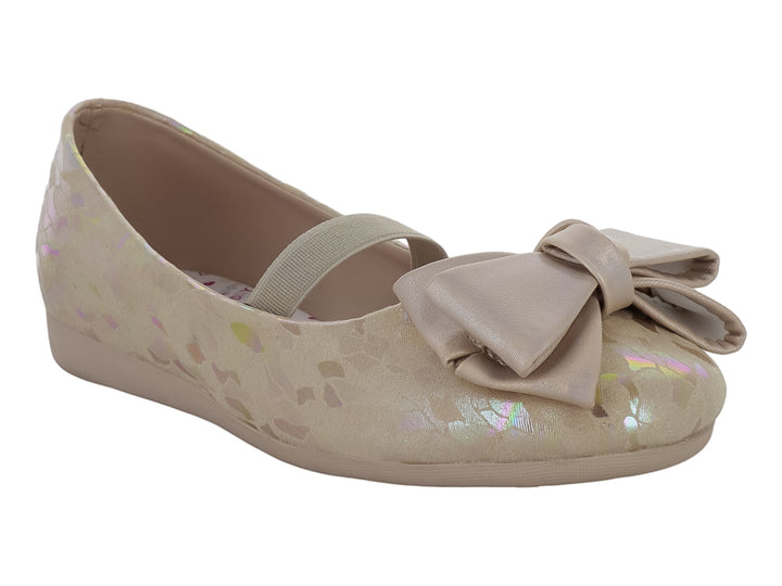 Zapato plano beige para niña con moño frontal y detalles brillantes iridiscentes.