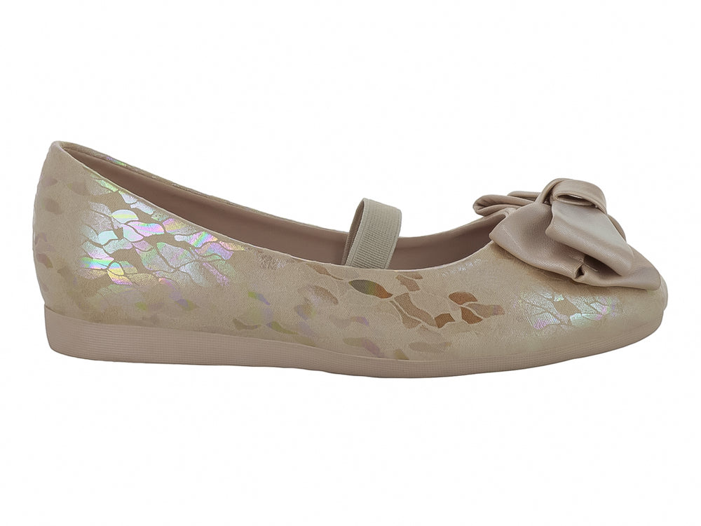 Zapato plano beige para niña con moño frontal y detalles brillantes iridiscentes.