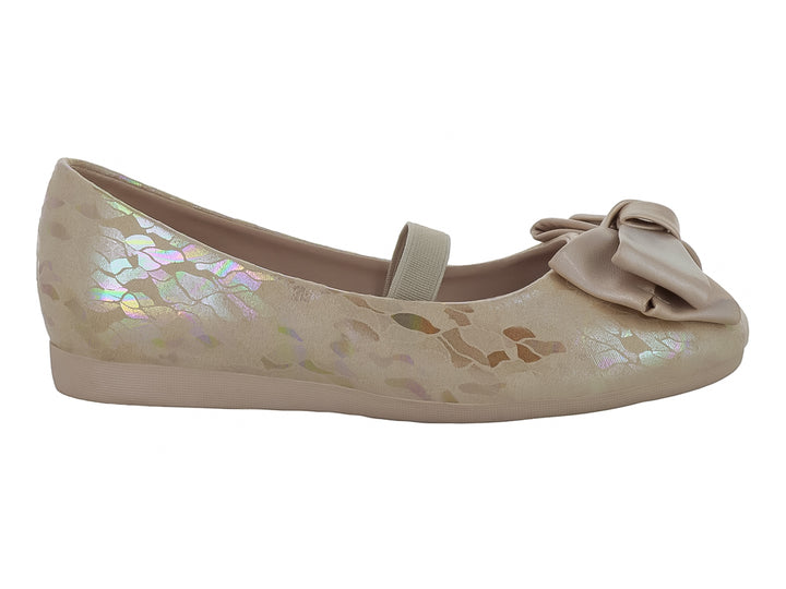 Zapato plano beige para niña con moño frontal y detalles brillantes iridiscentes.