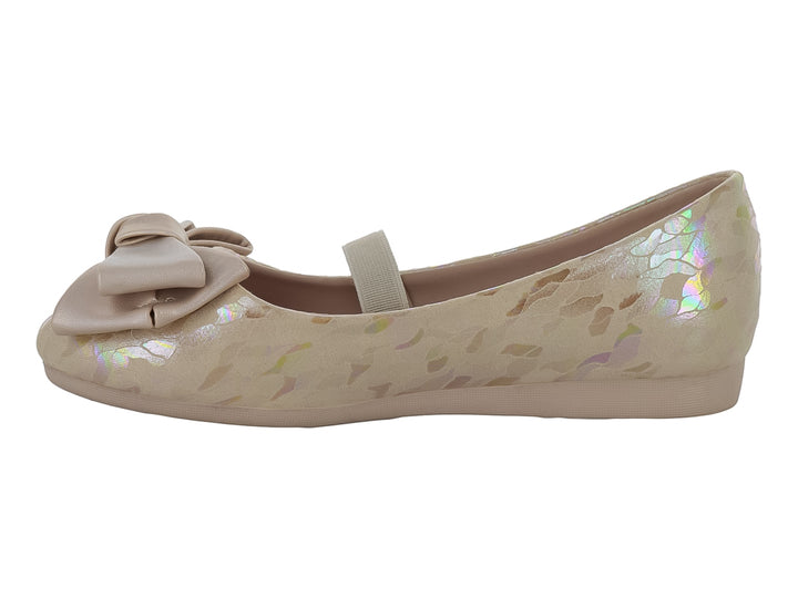 Zapato plano beige para niña con moño frontal y detalles brillantes iridiscentes.