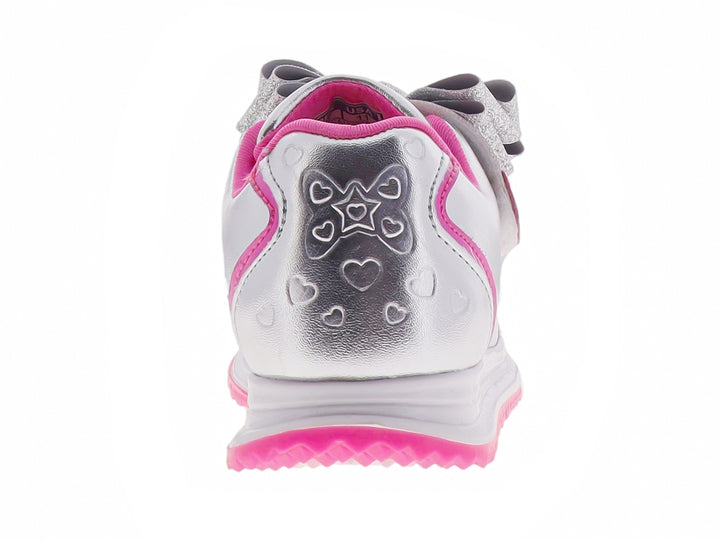 Tenis infantiles color plata con detalles en rosa y un moño brillante decorativo en la parte superior.