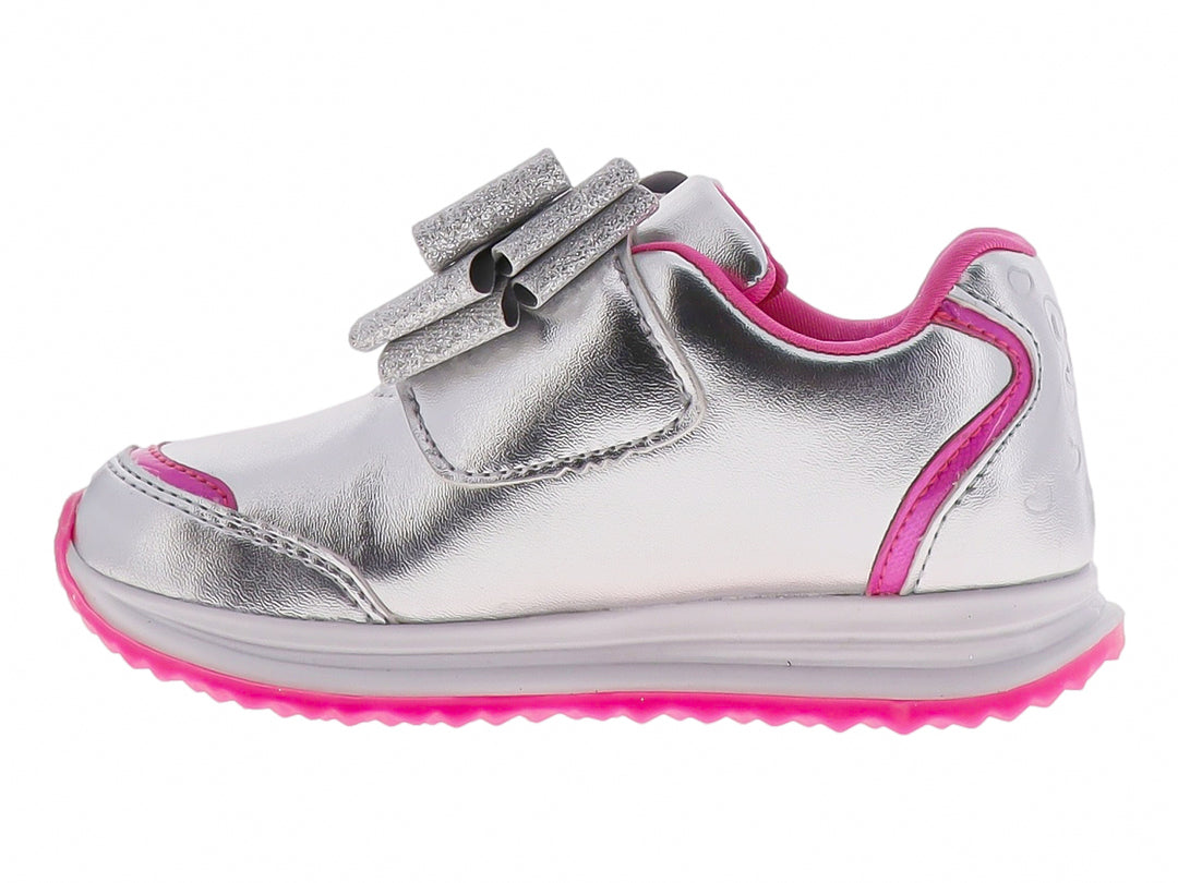 Tenis infantiles color plata con detalles en rosa y un moño brillante decorativo en la parte superior.