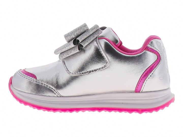 Tenis infantiles color plata con detalles en rosa y un moño brillante decorativo en la parte superior.