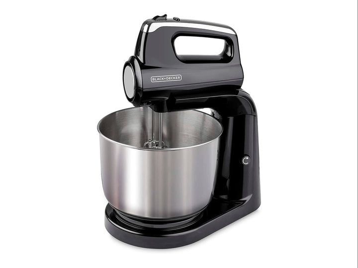 Batidora de pedestal Black and Decker color negro con tazón de acero inoxidable.