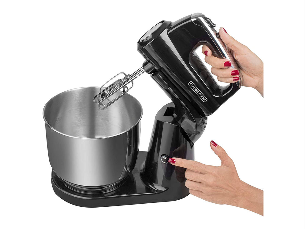 Batidora de pedestal Black and Decker color negro con tazón de acero inoxidable.