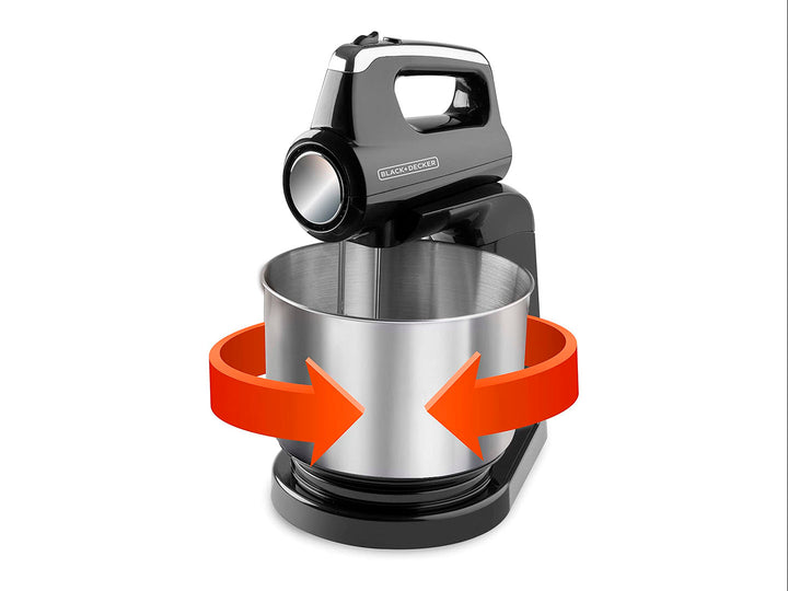 Batidora de pedestal Black and Decker color negro con tazón de acero inoxidable.