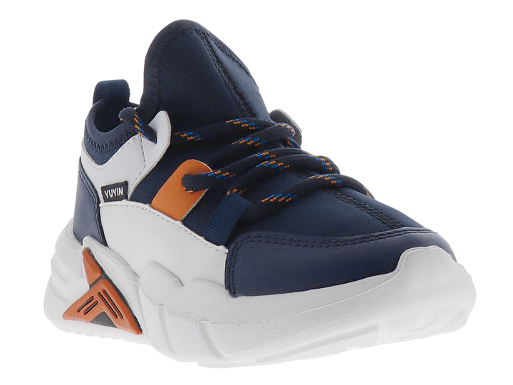 Tenis deportivos infantiles en colores azul marino, blanco y naranja con suela blanca robusta.