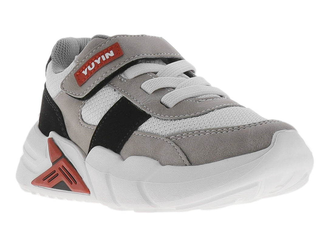 Tenis deportivos para niño en color gris con detalles en negro y rojo y suela blanca.