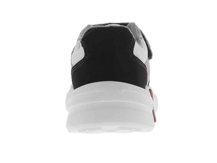 Tenis deportivos para niño en color gris con detalles en negro y rojo y suela blanca.