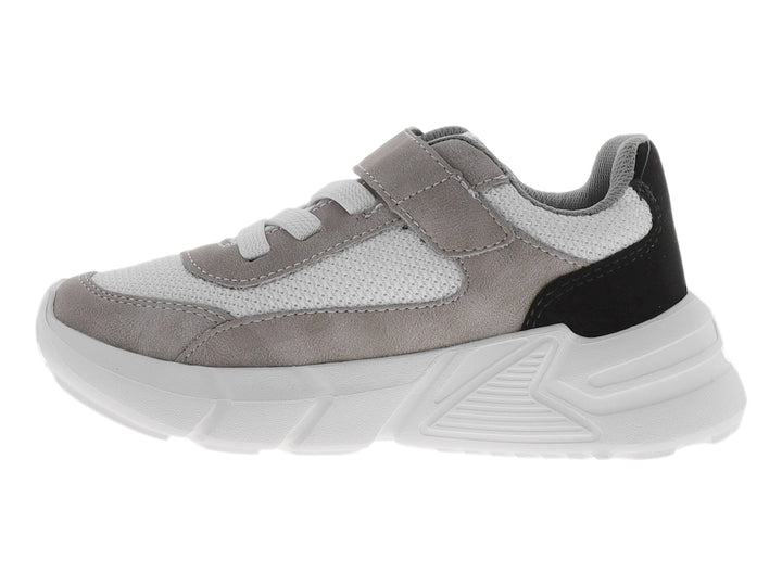 Tenis deportivos para niño en color gris con detalles en negro y rojo y suela blanca.